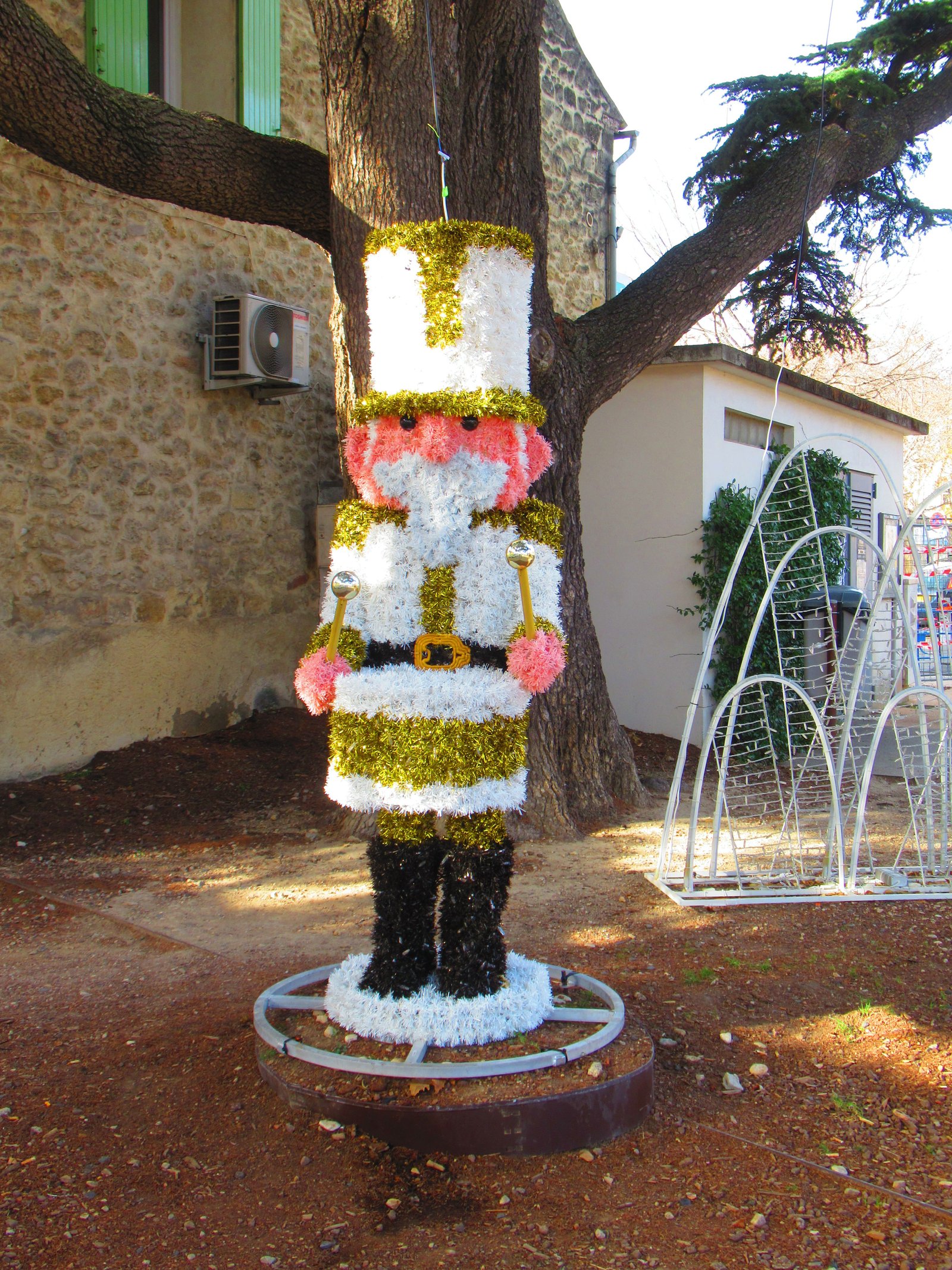 Garland status, nutcracker soldier free photo