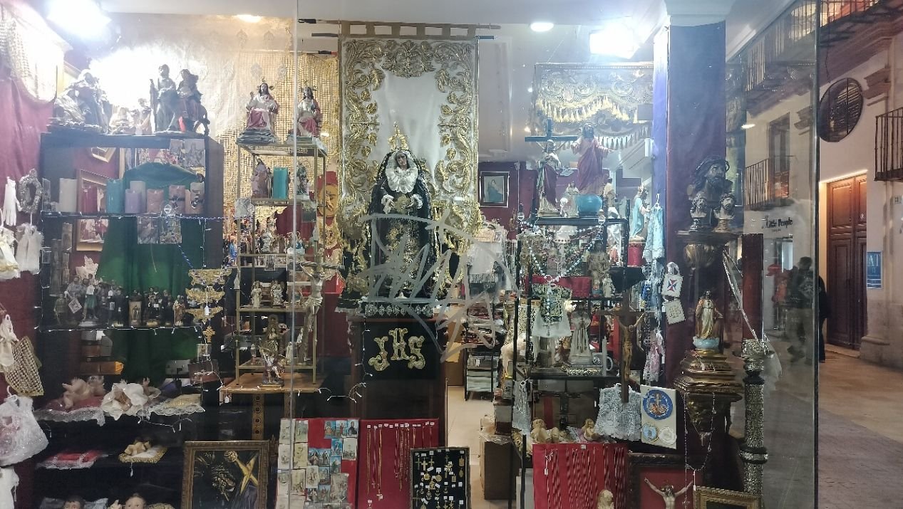 Une vitrine de la boutique d'articles religieux, photo gratuite