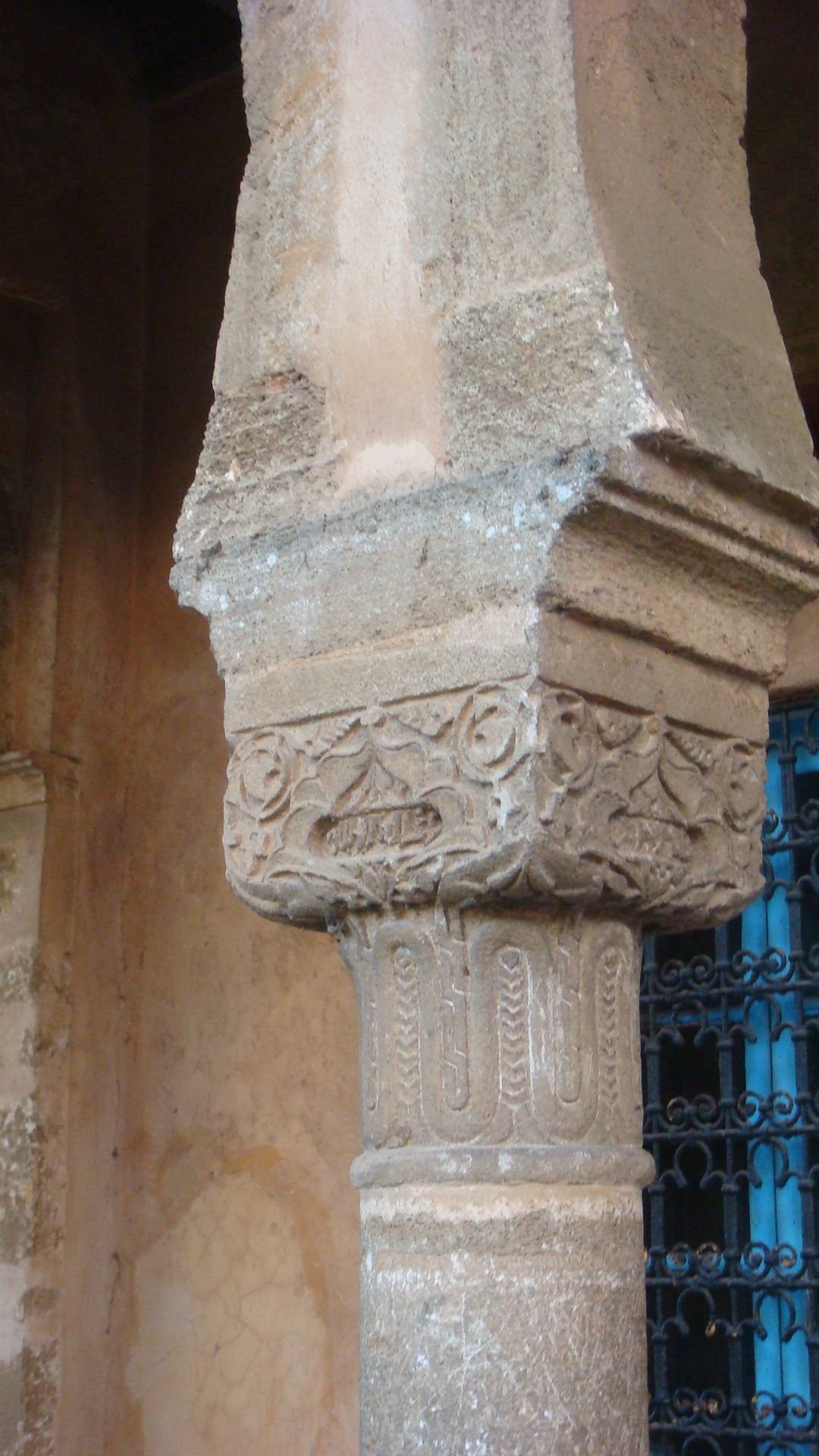 Chapiteau sculpté en pierre ancienne photo gratuite