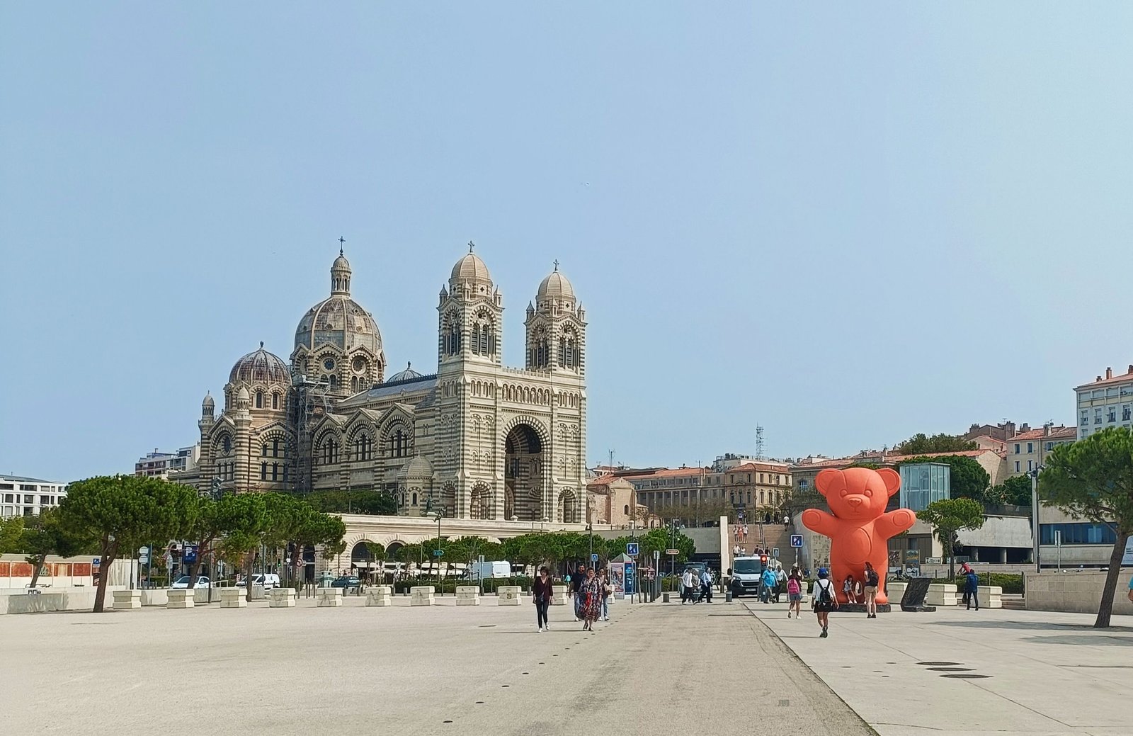 La cathédrale de la Major, une basilique-cathédrale située à Marseille, en France, une sculpture d'ours géant devant, photo gratuite