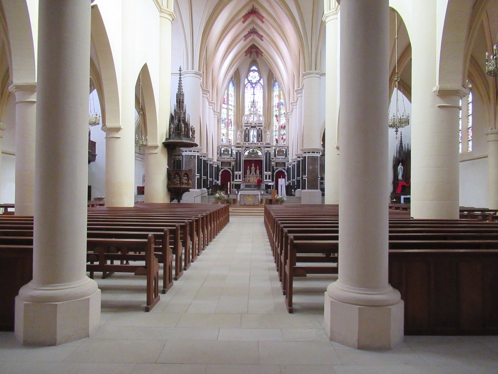 Intérieur de l'église Notre Dame de Remimeront