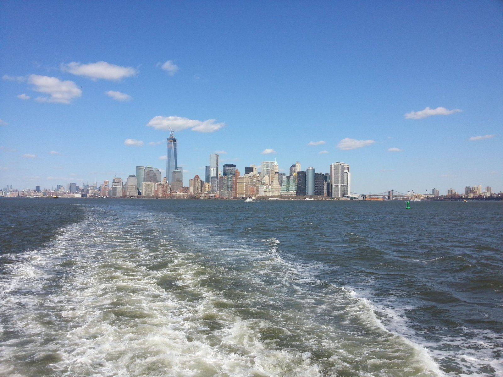 Flou de mouvement de puissantes vagues d'eau laissées par le passage d'un bateau, immeuble, New-York, Etats-Unis, photo gratuite