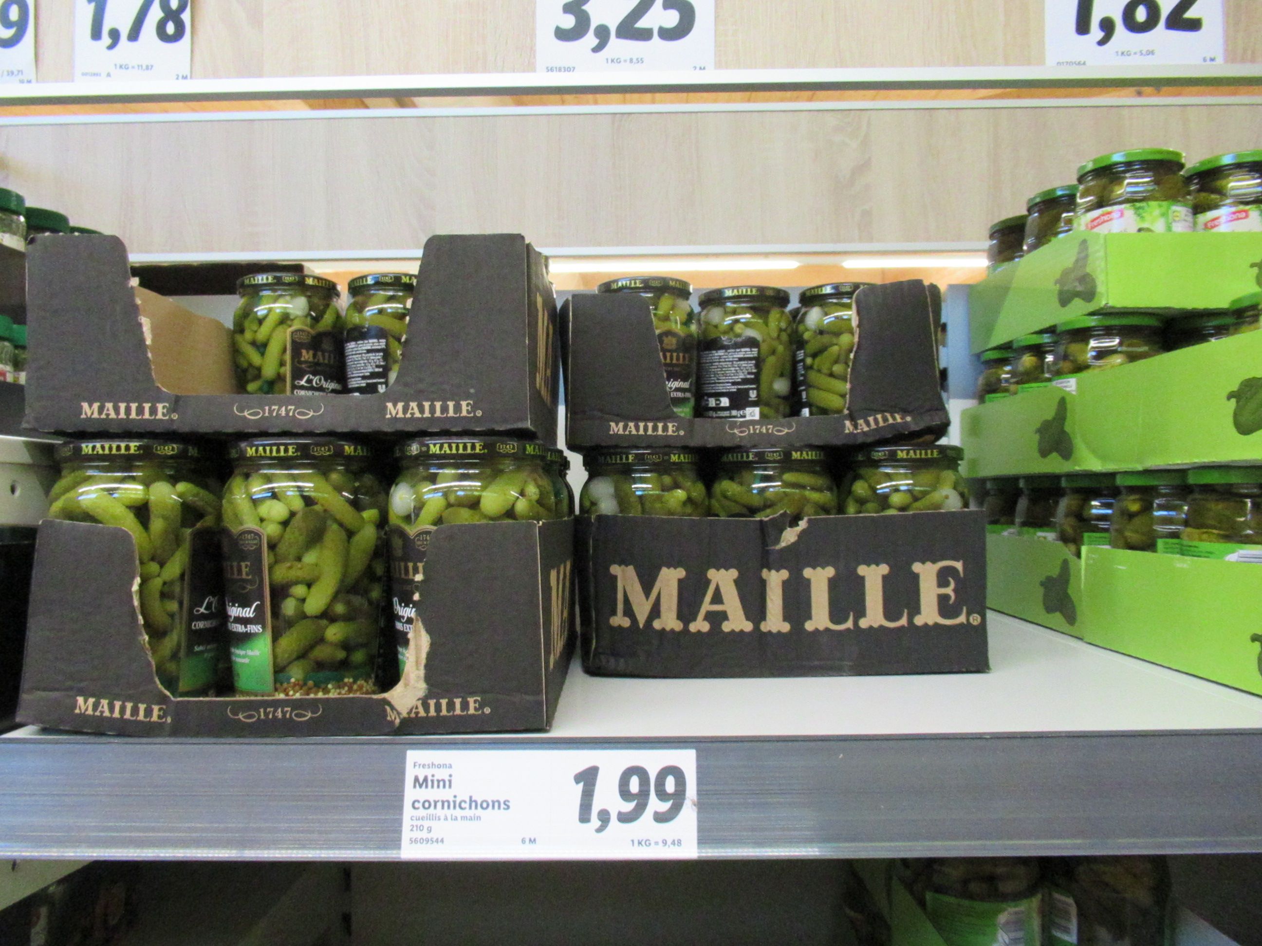 Boîtes de cornichons de marque Maille