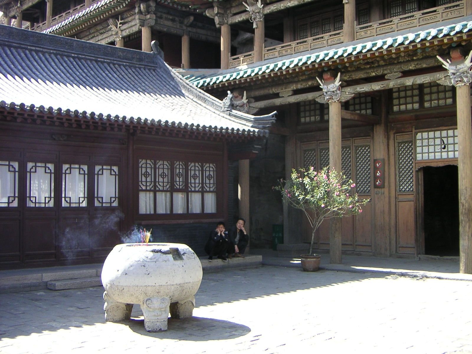 Bac en pierre devant la grotte de Yungang, encens au temple bouddhisme, Chine, Asie photo gratuite