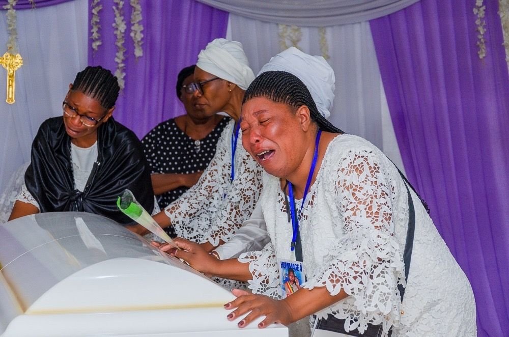 Un recueillement mortuaire devant le cercueil photo gratuite