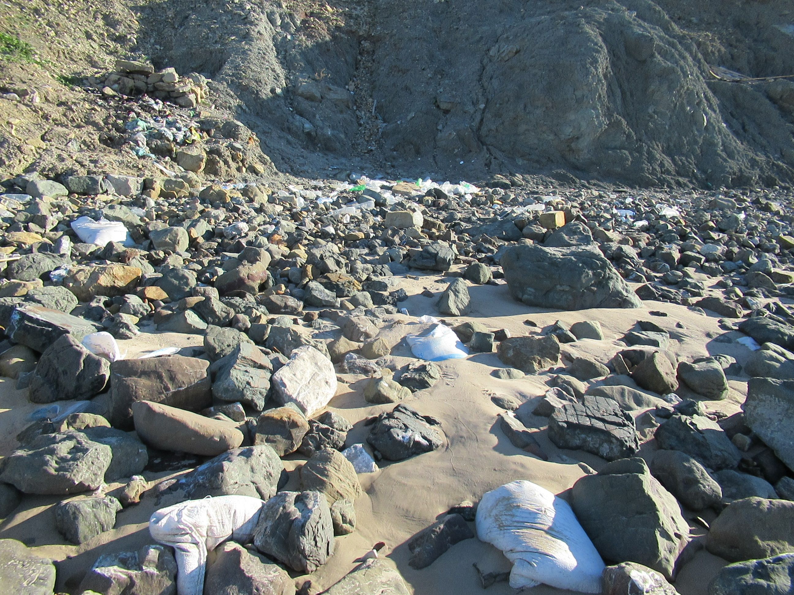 Morceaux de roches et galets près d'une plage