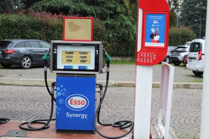 Une pompe à essence de la marque Esso, et plus précisément la gamme de carburants Synergy, photo gratuite