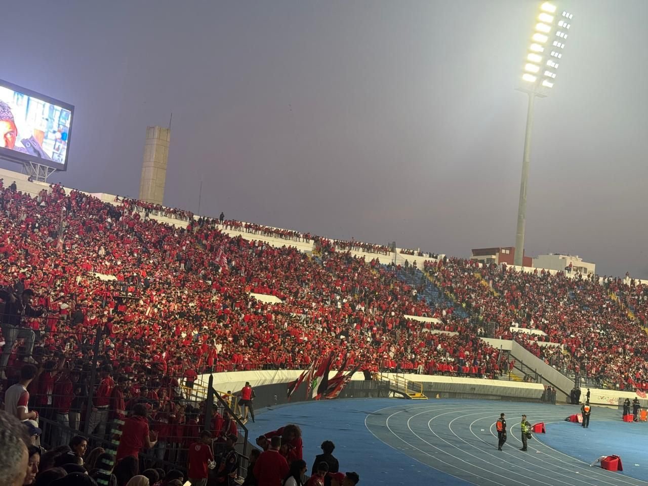Des tribunes remplies de supporters, vêtus de rouge, au Stade Mohammed V de Casablanca, au Maroc, photo gratuite
