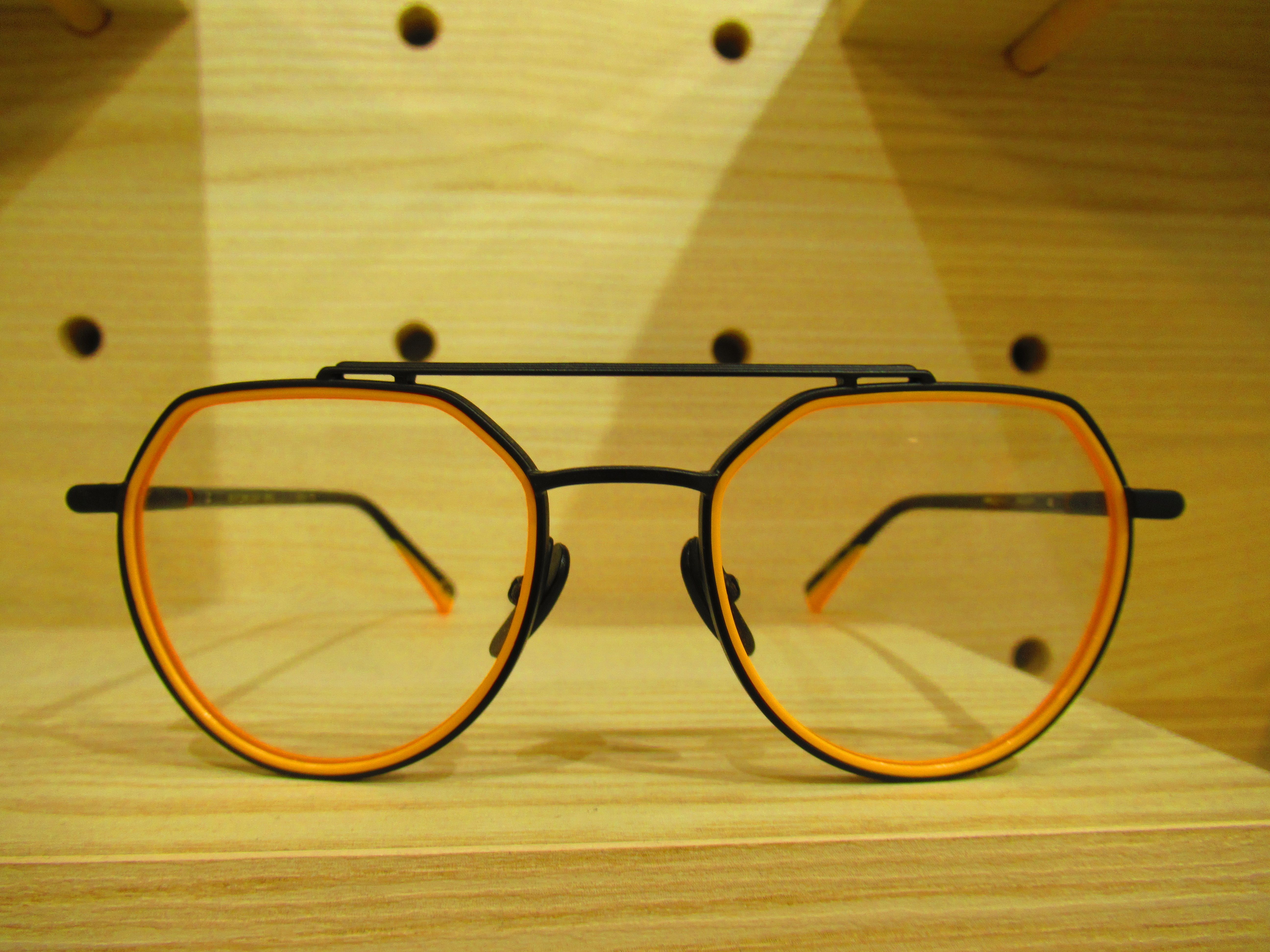 Etagères de lunettes chez opticien