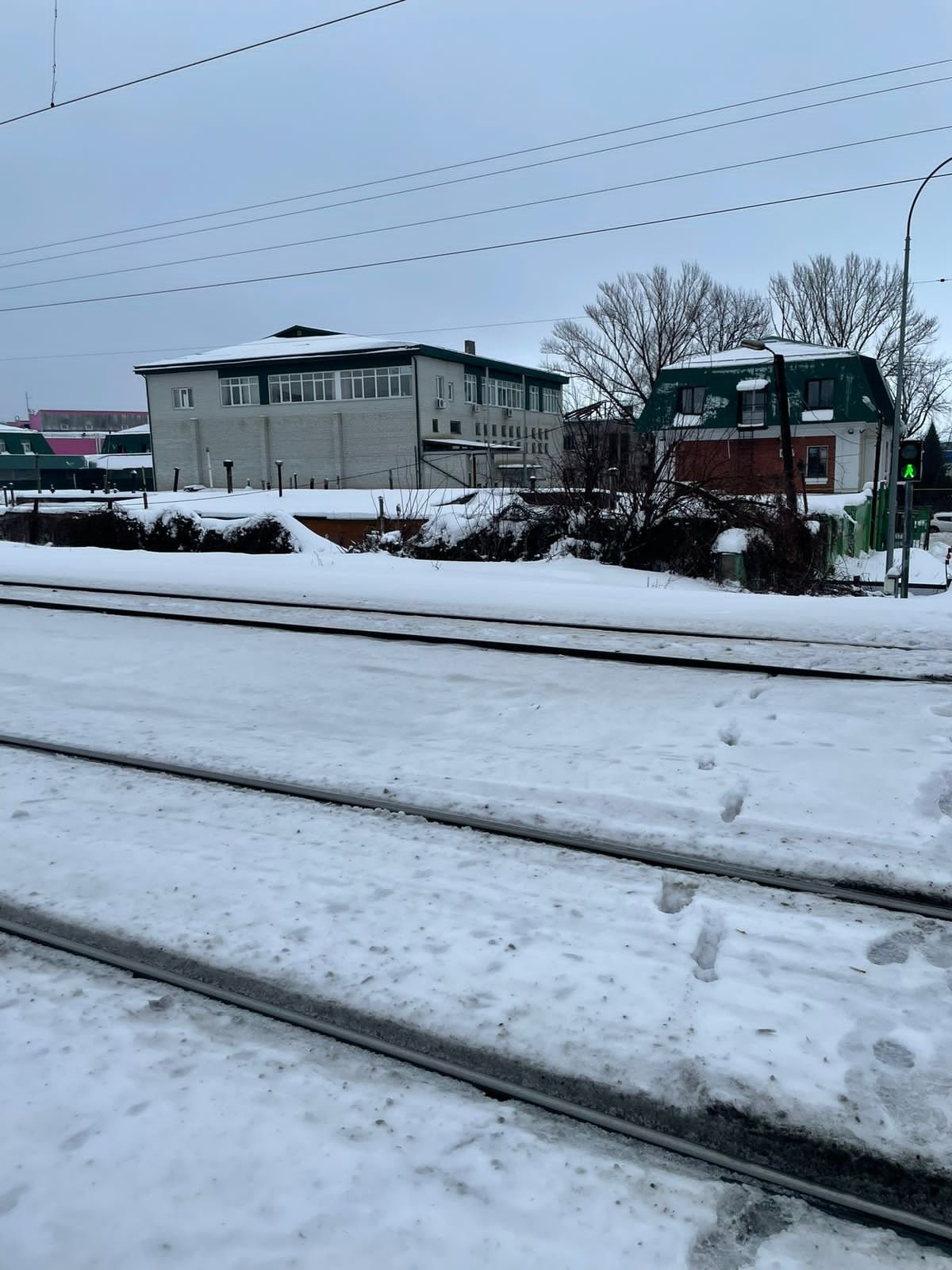 Voie de tramway recouverte de neige avec des bâtiment en arrière-plan photo gratuite - Straßenbahngleise mit Schnee bedeckt, mit Gebäuden im Hintergrund, kostenloses Foto