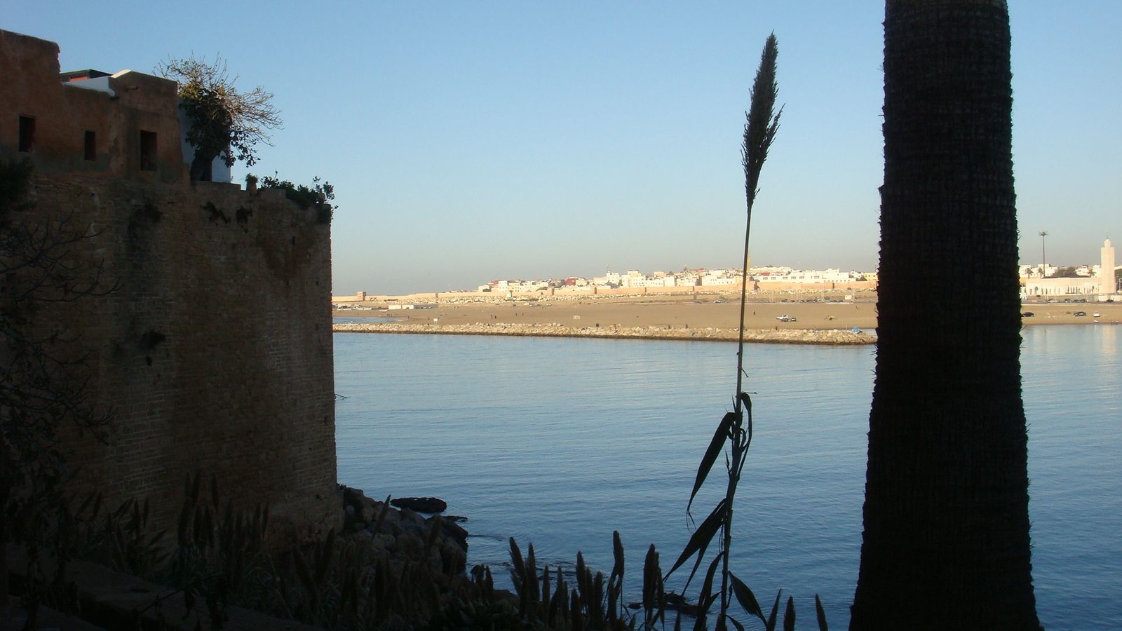 Vue sur Salé depuis la Kasbah des Oudayas à Rabat photo gratuite