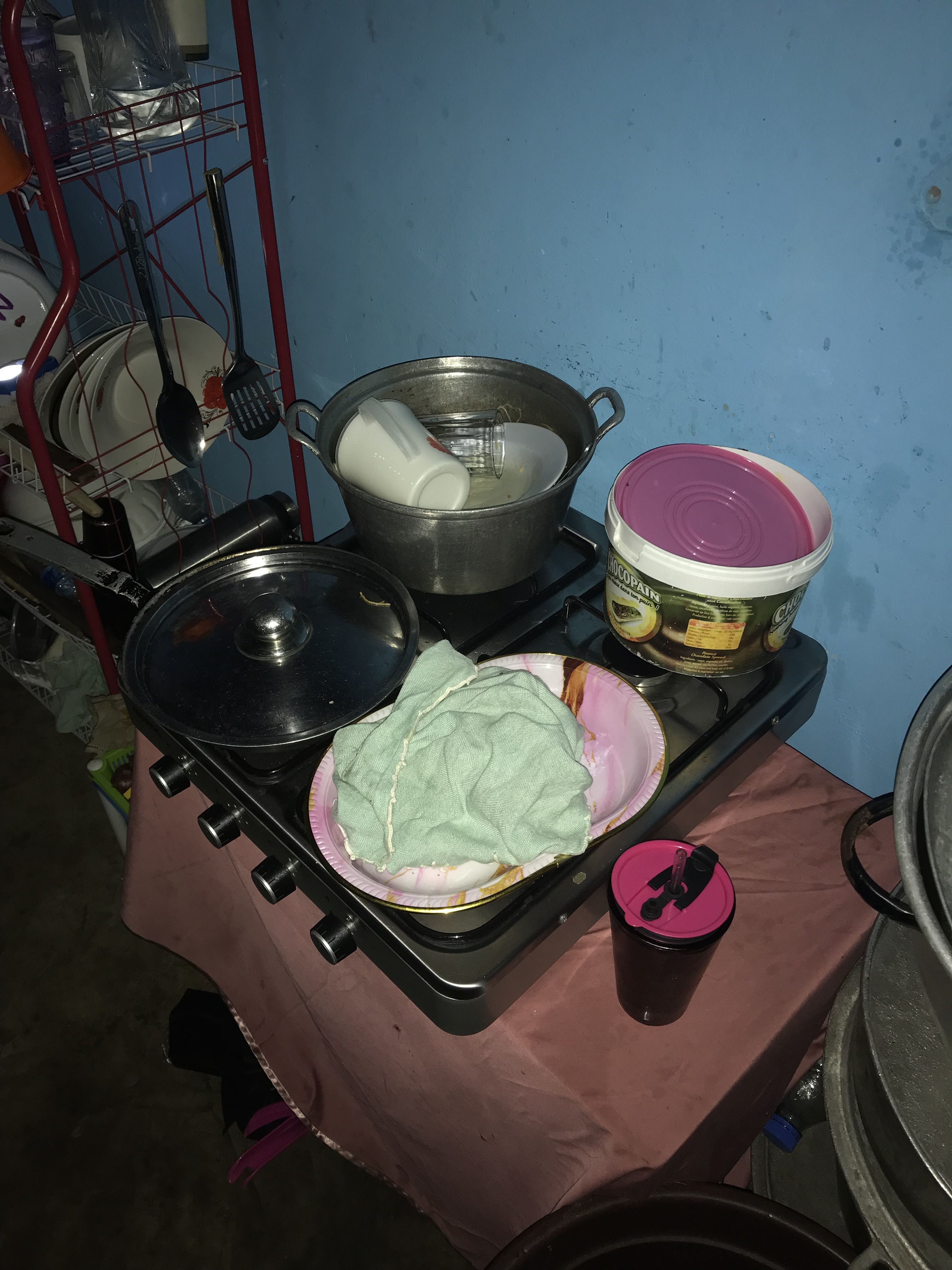 Des ustensiles de cuisine posé sur une cuisinière à gaz photo gratuite