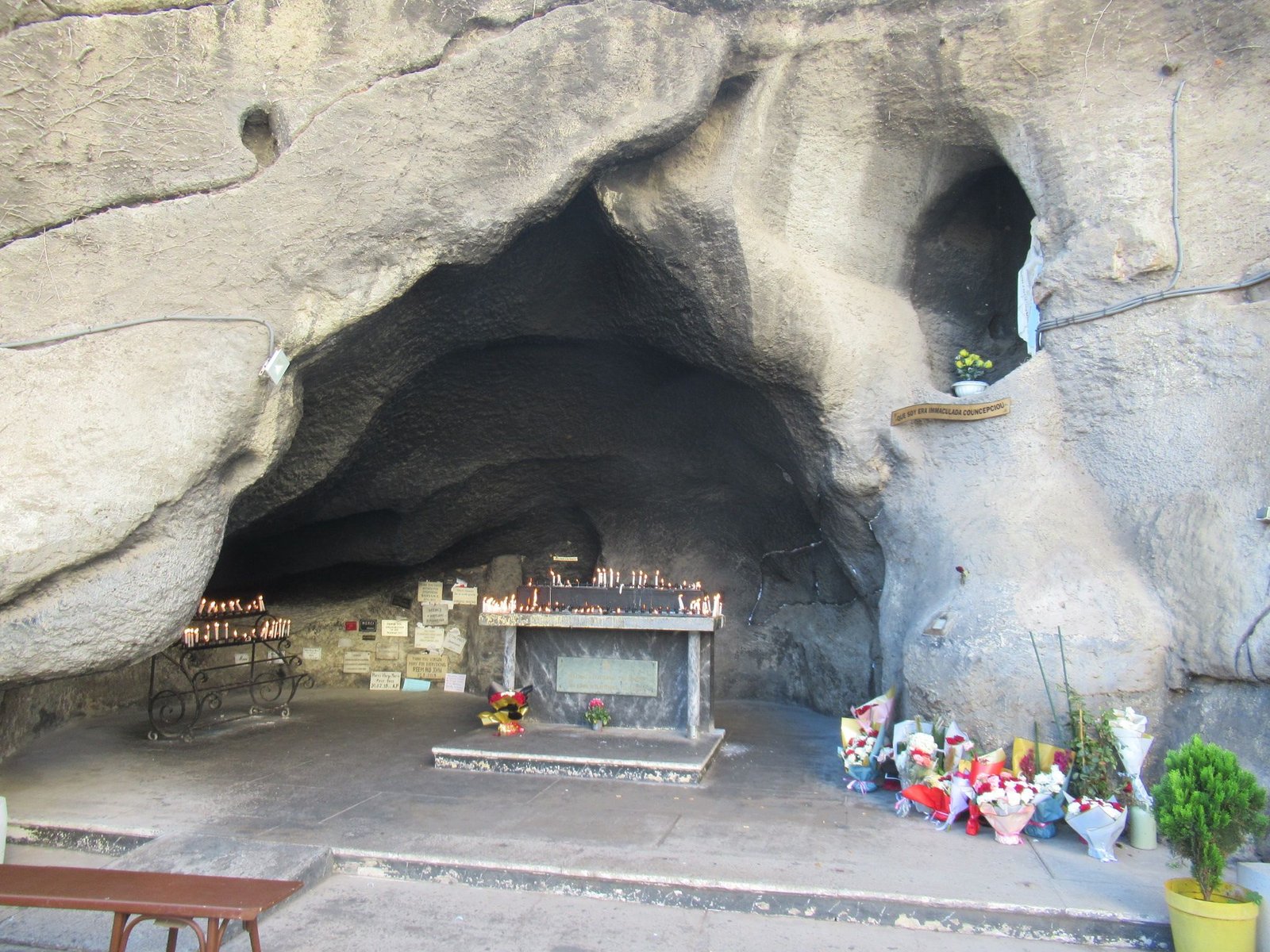 La grotte de l'église Notre-Dame de Lourdes à Casablanca, au Maroc, photo gratuite