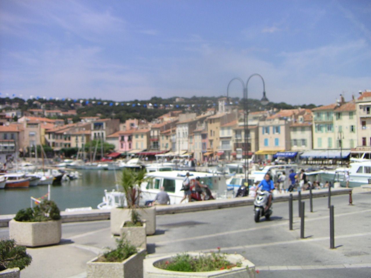 The port of cassis with colorful houses lining the waterfront and a capacity for many boats, free photo