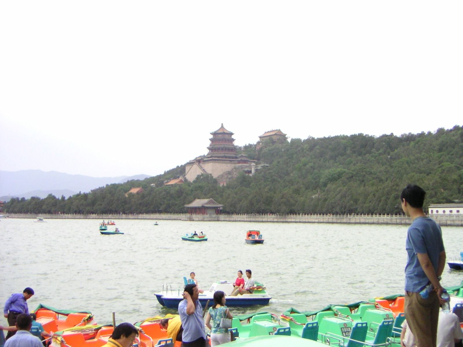 Des gens au bord du lac Kunming, balade sur le lac avec des bateaux à pédale, palais d'été, Chine, Asie photo gratuite