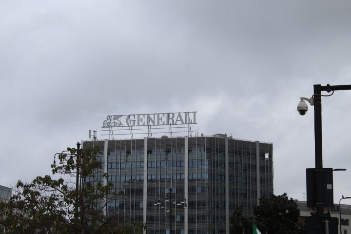 Logo GENERALI sur un immeuble dans la ville de Milan Lombardie en Italie photo gratuite