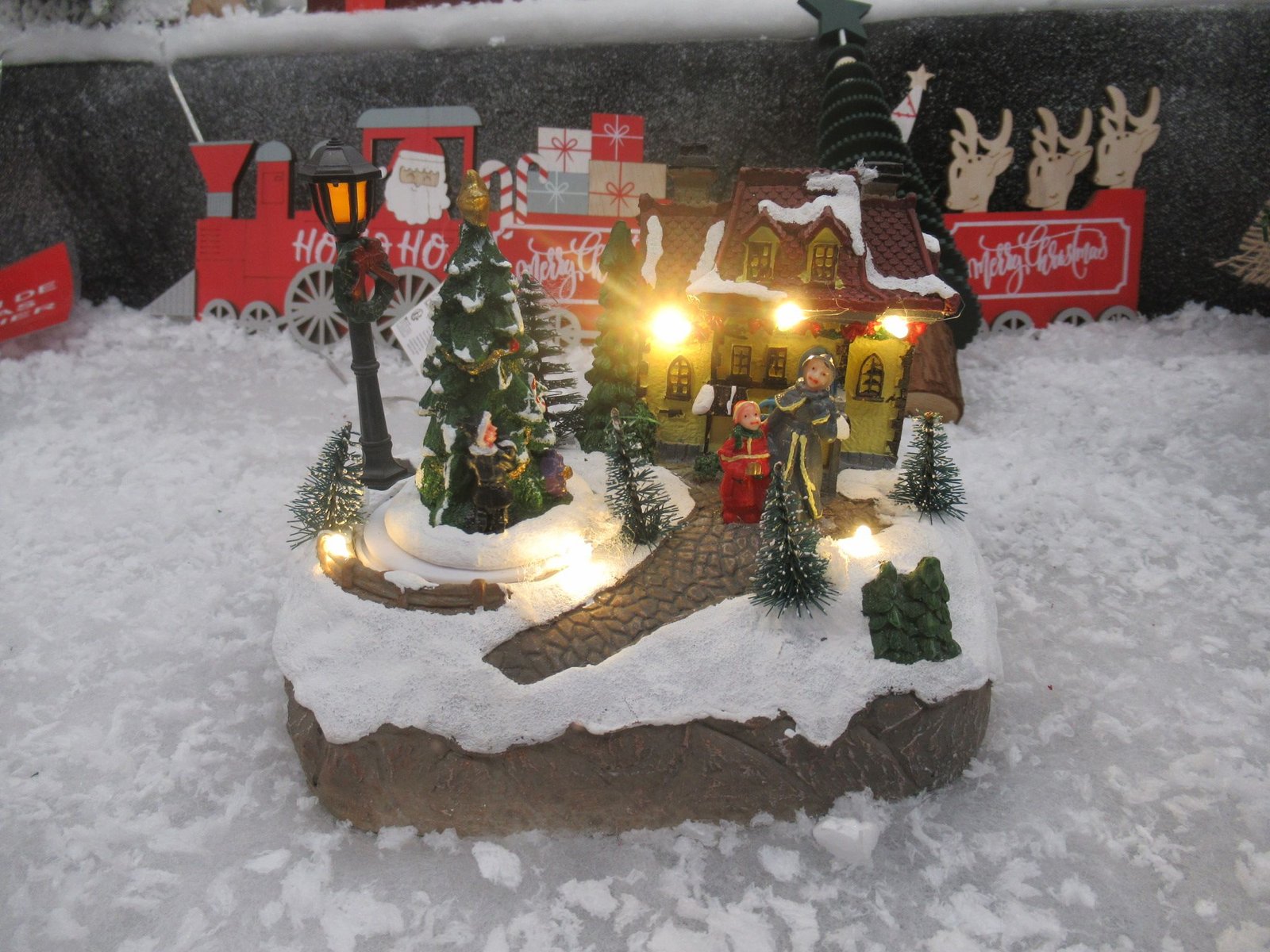 Une figurine de Noël lumineuse, village de Noël, photo gratuite