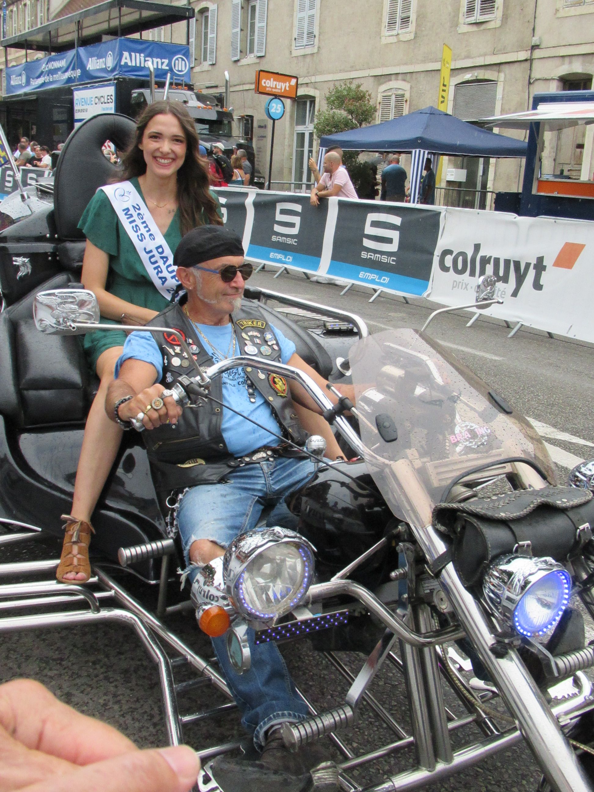 Passage de la caravane publicitaire du Critérium professionnel de Dole dans le Jura - Paso de la caravana publicitaria del Critérium Profesional de Dole en el Jura foto gratuita