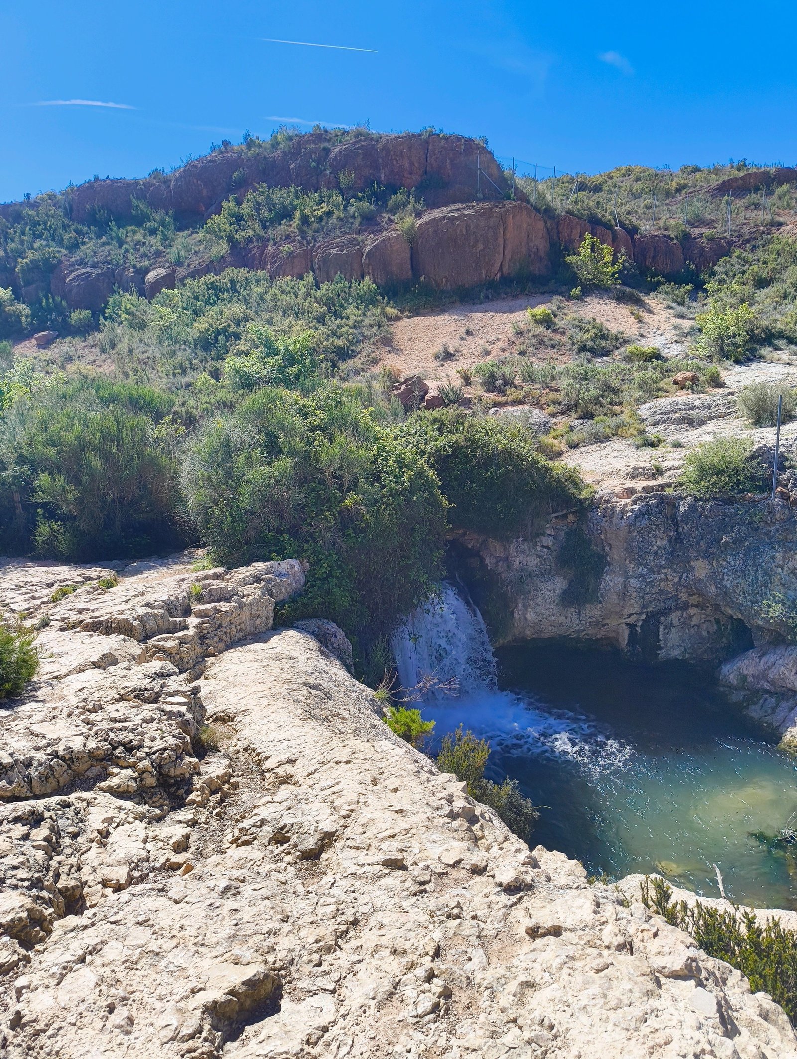 Une rivière souterraine, une chute d'eau, photo gratuite