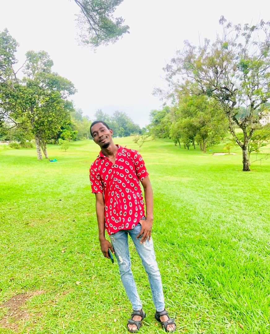 Homme seul au milieu d'une vaste plaine verdoyante photo gratuite