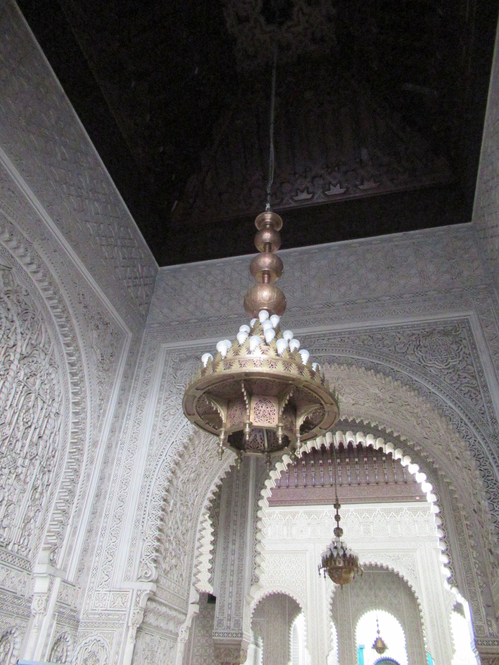 Un grand lustre suspendu au plafond, photo gratuite