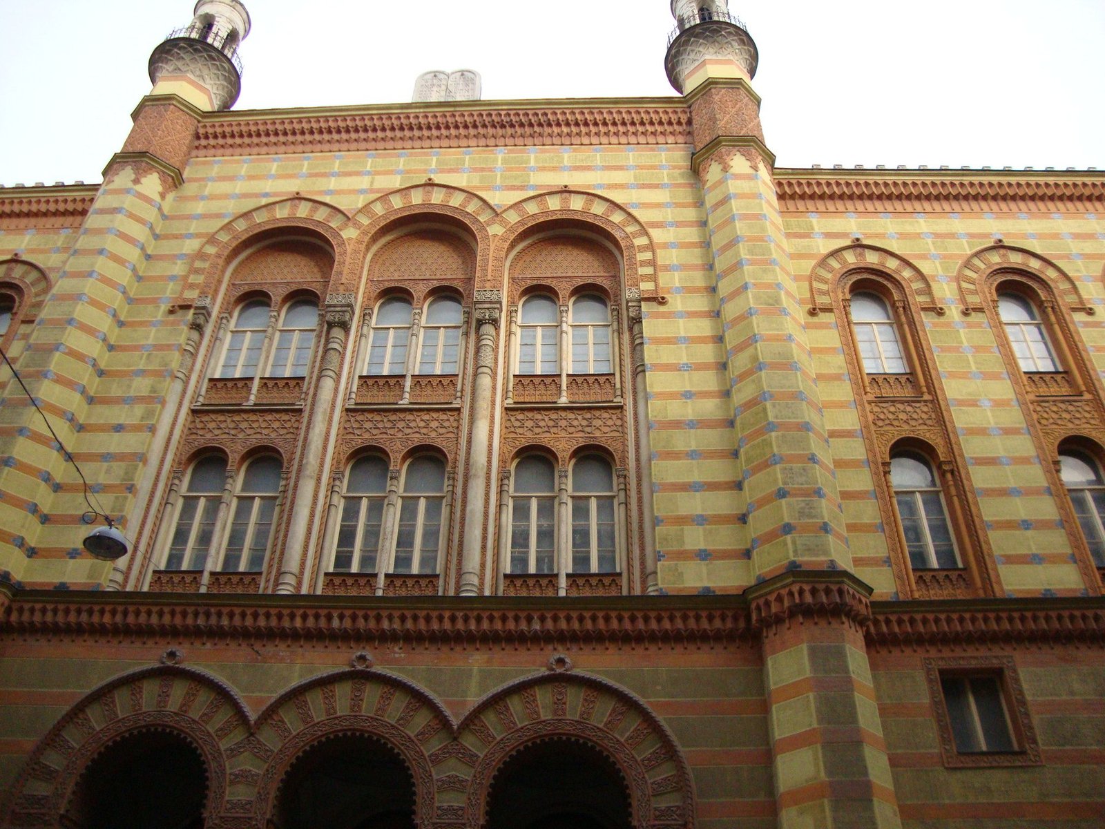 Façade de la grande synagogue de Budapest photo gratuite