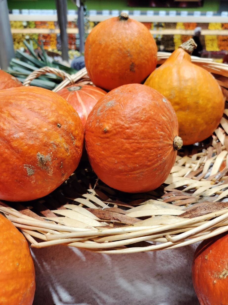 Légumes potimarron dans un panier en vente photo gratuite