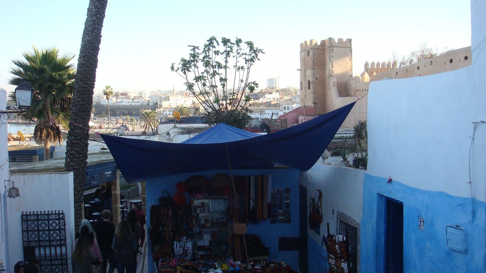 une ruelle étroite et animée dans la Kasbah des Oudayas photo gratuite