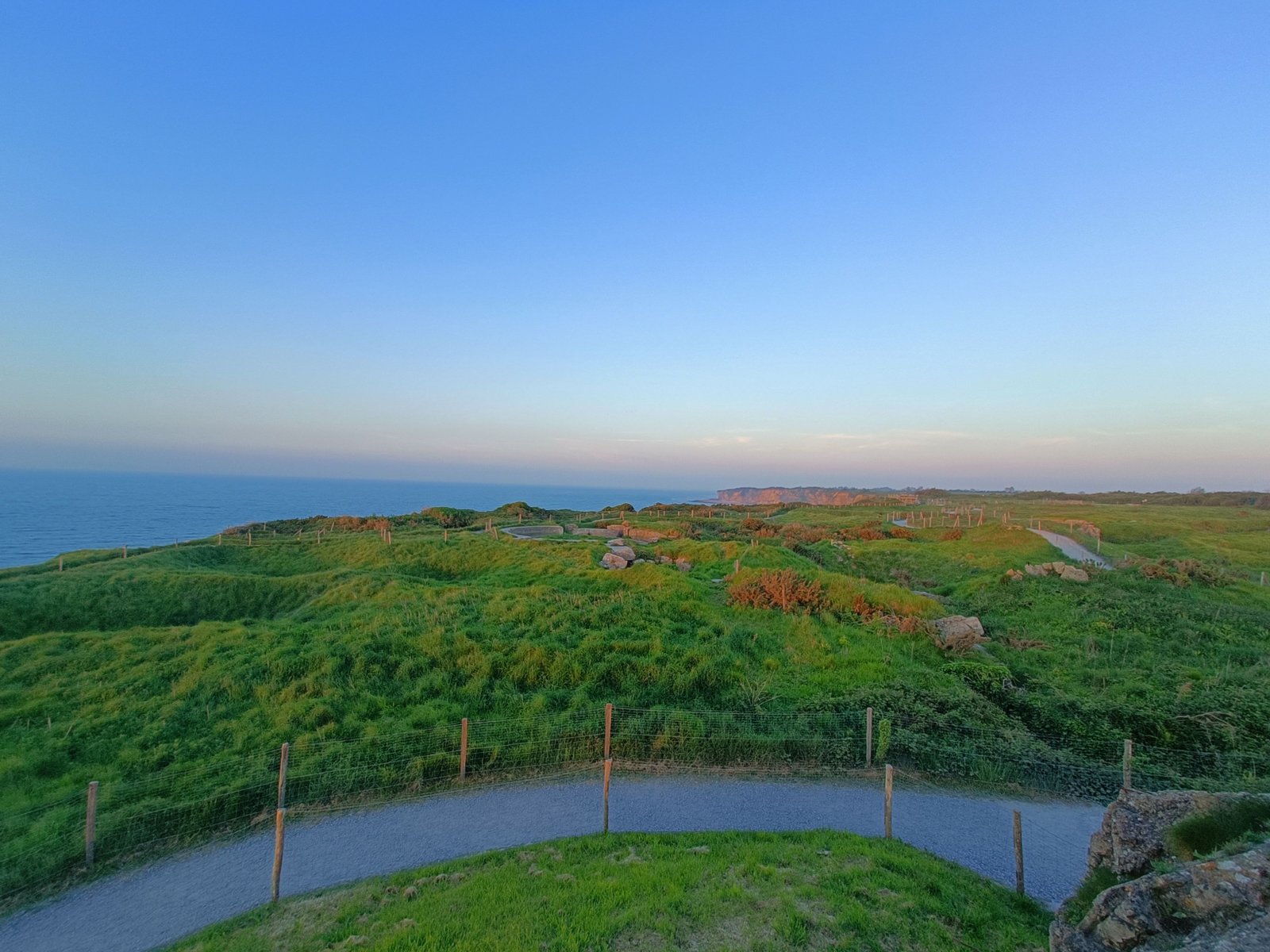 Paysage côtier avec de l'herbe verte, photo gratuite