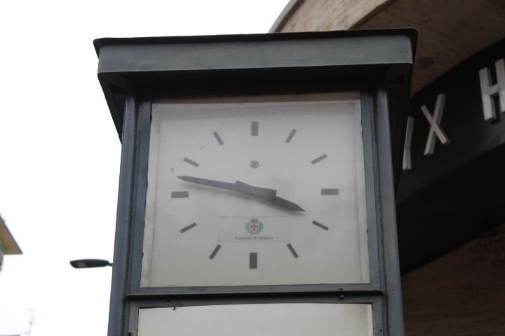 Horloge dans la ville de Milan Lombardie en Italie photo gratuite