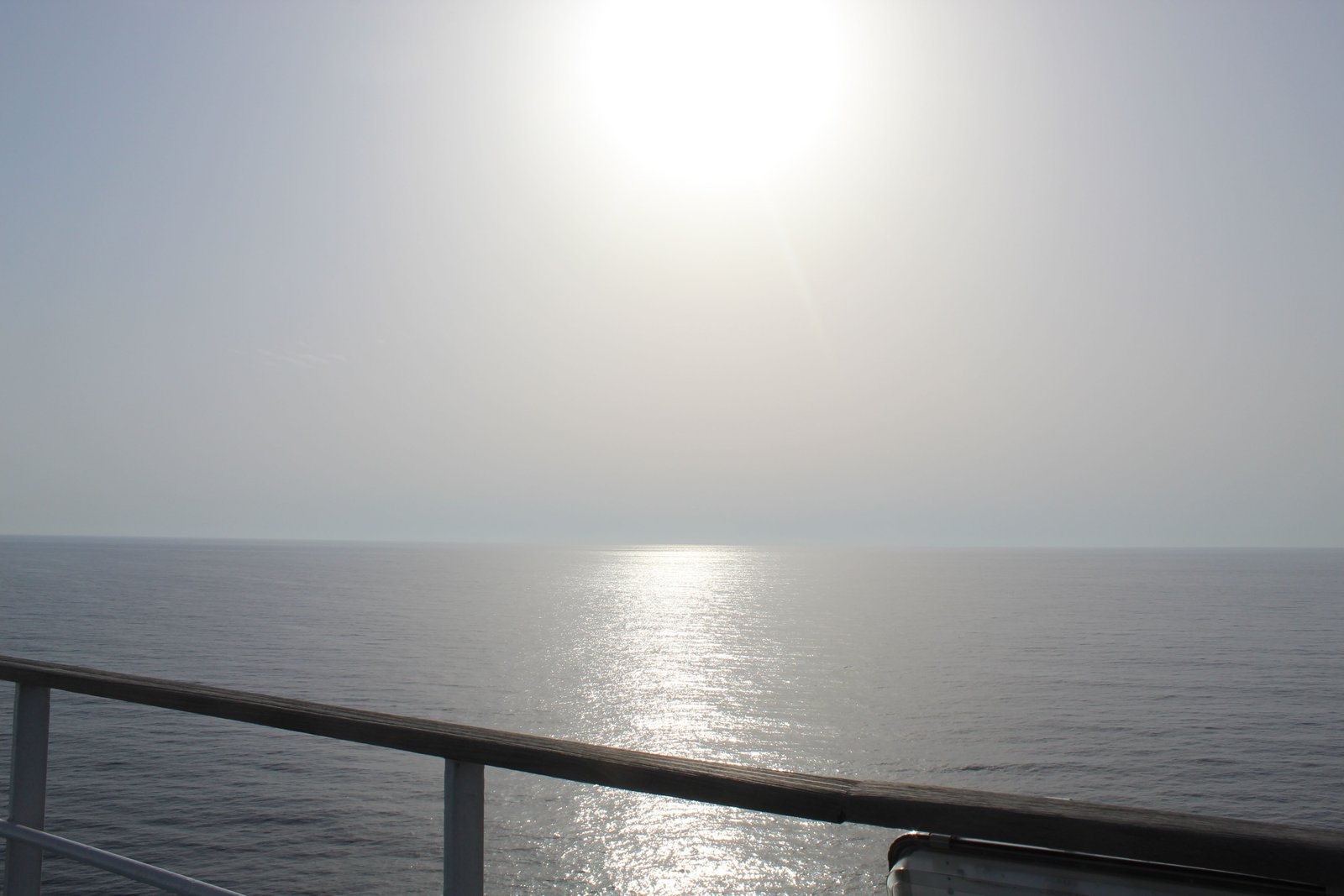 Une vue depuis un bateau, montrant l'océan avec le soleil se reflétant sur la surface de l'eau, photo gratuite