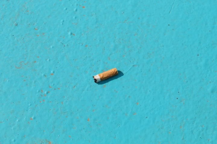 Cigarette sur un fond bleu, photo gratuite