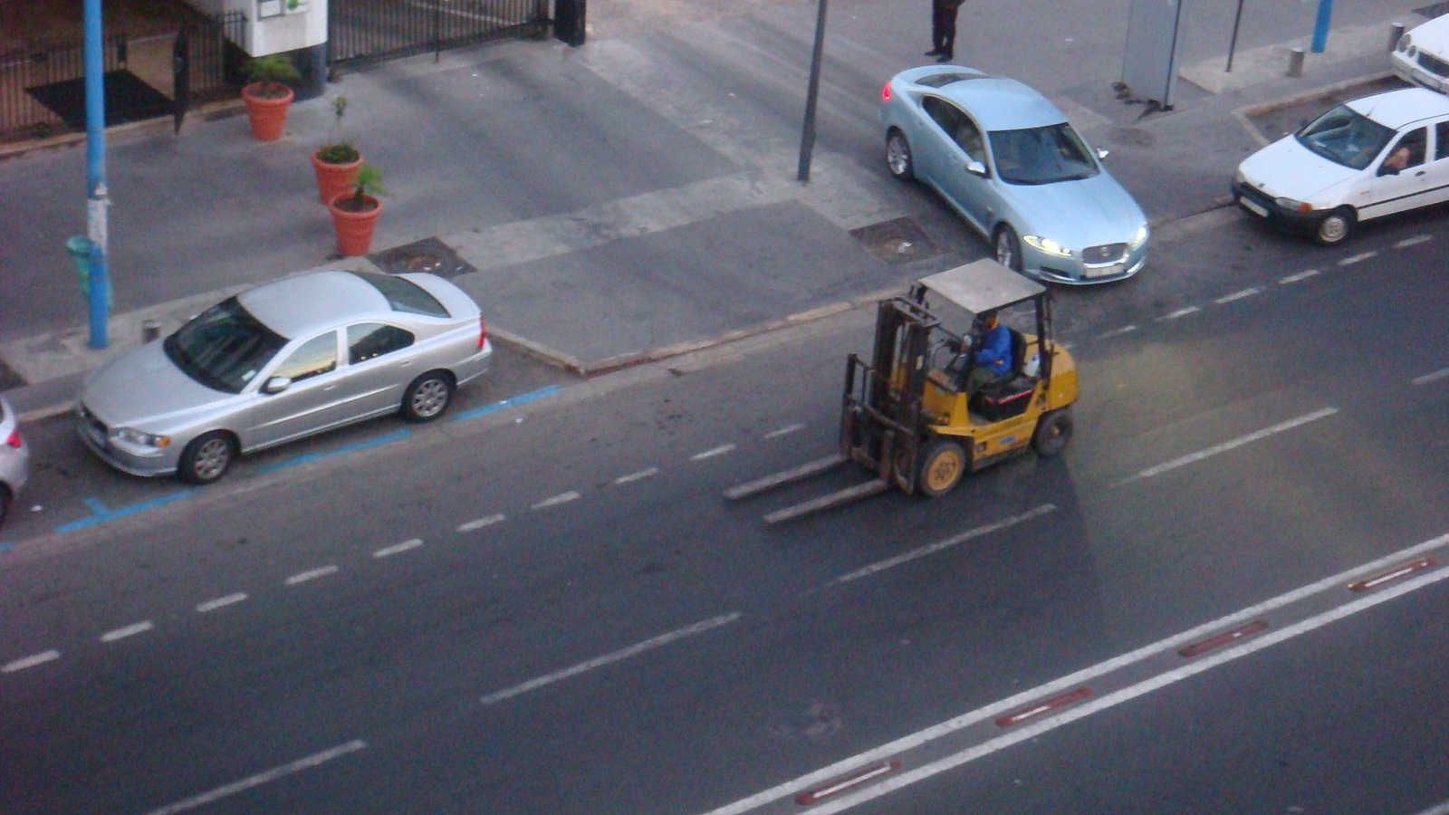 Un chariot élévateur en pleine circulation urbain photo gratuite