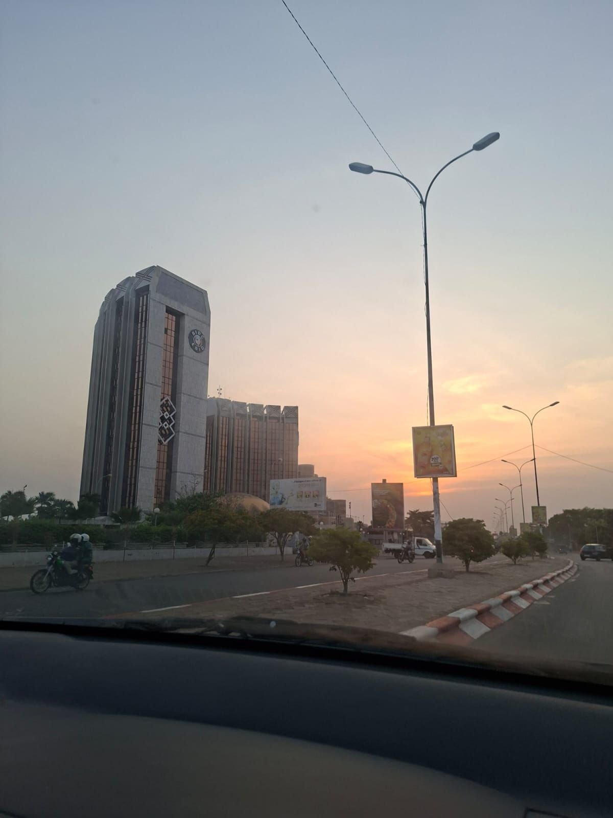 Vue dégagée sur l'infrastructure moderne depuis une voiture, photo gratuite