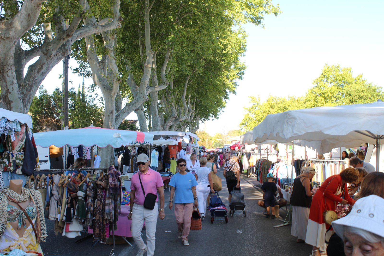 Un marché provençal, quelques personnes faisant des achats, photo gratuite