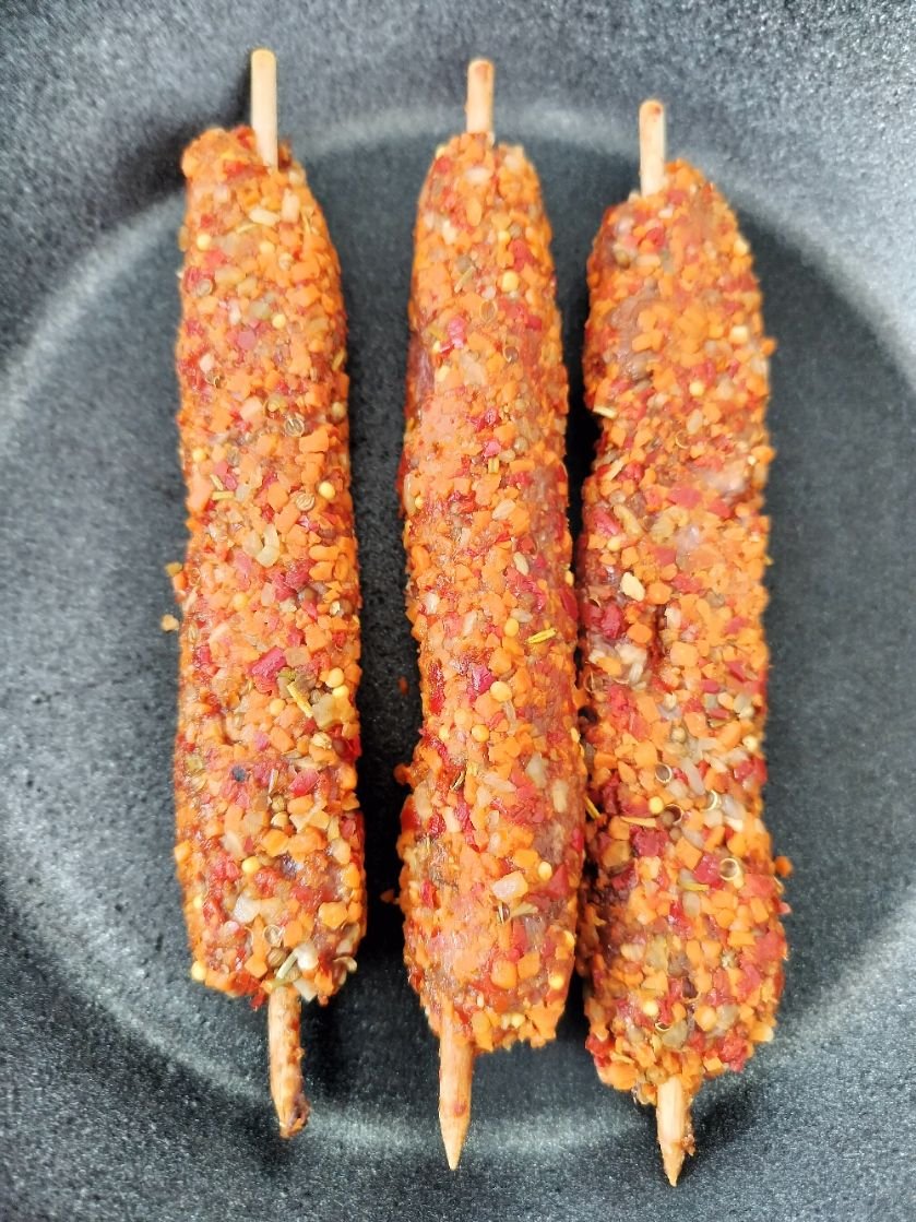 Brochettes de viande épicée photo gratuite