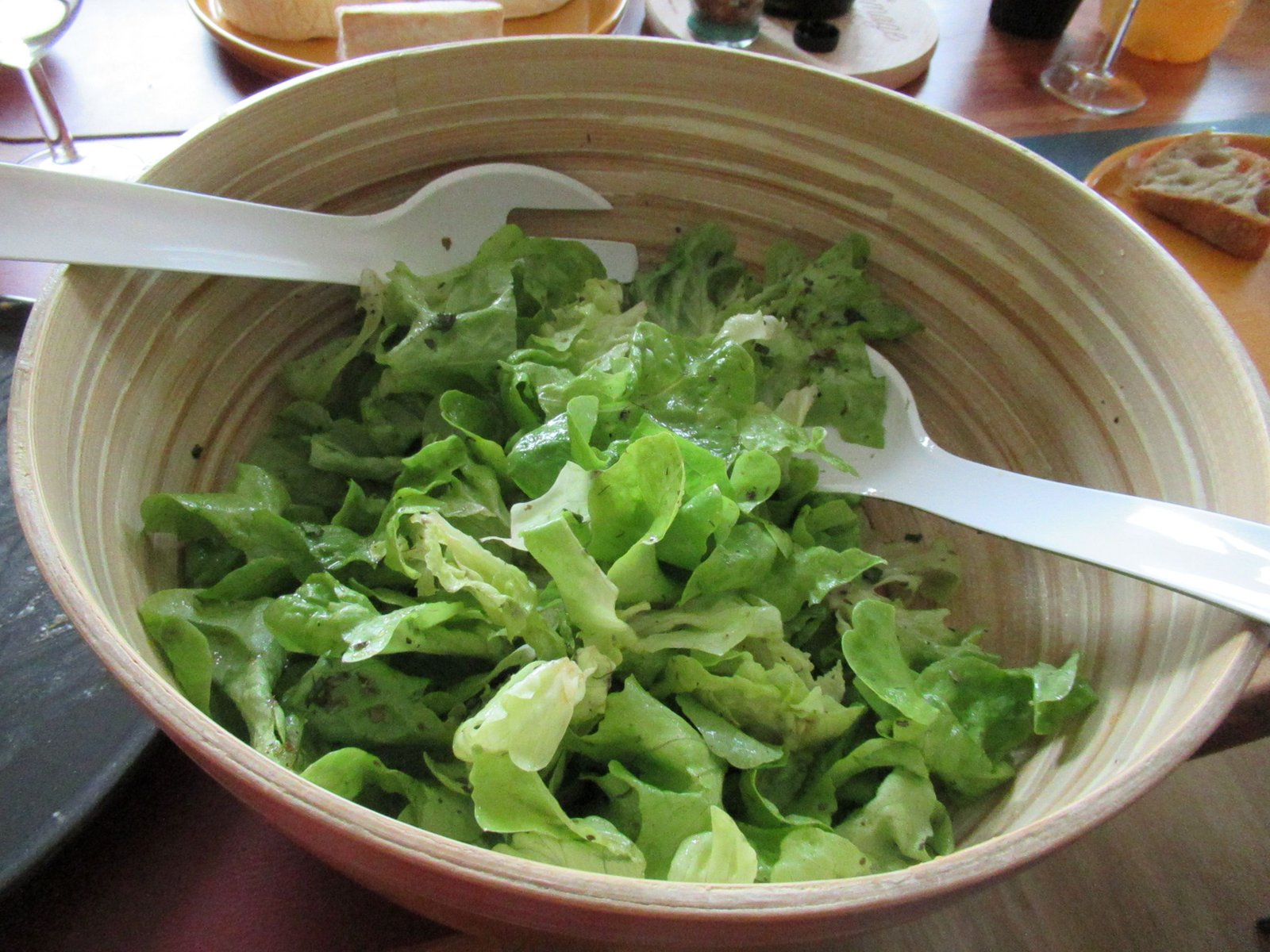 Bol de feuilles de salade vertes