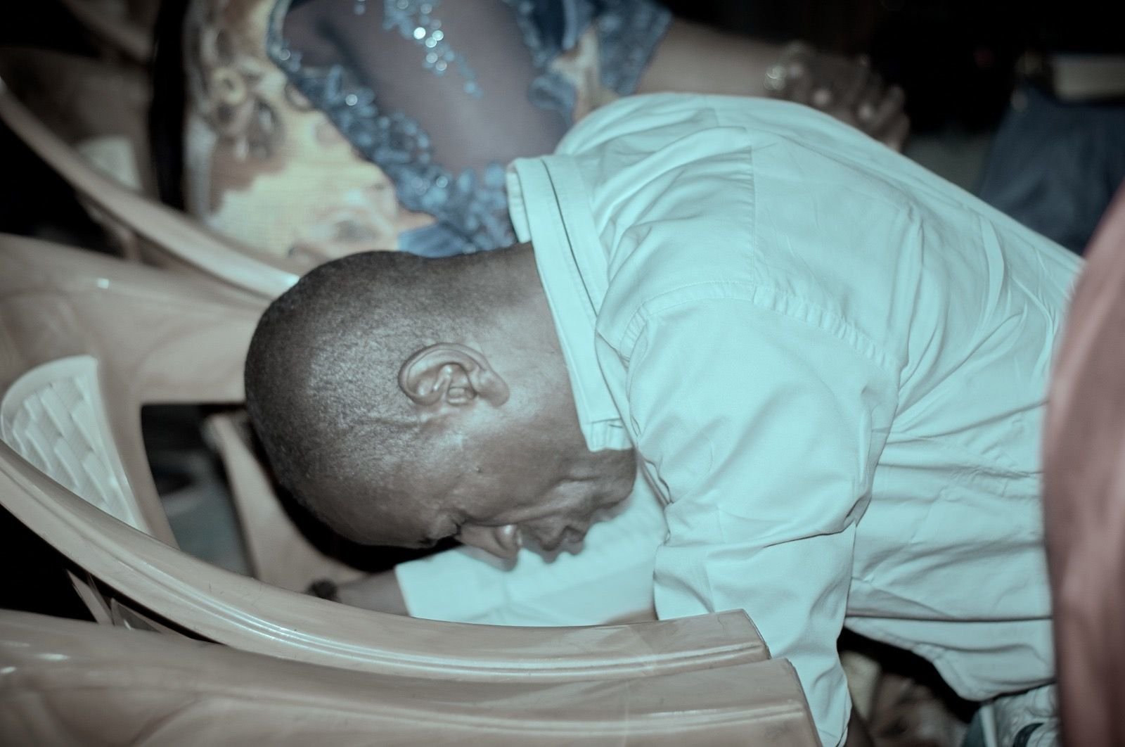 Position de prière, connexion avec le Saint Esprit photo gratuite