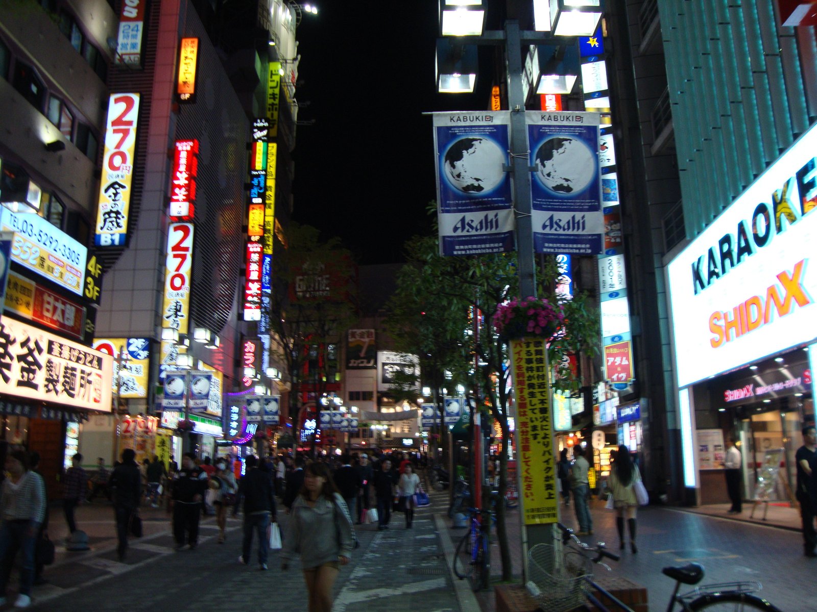 Balade de nuit dans les rues du Japon, rempli d'enseignes, pancartes, Asie, photo gratuite