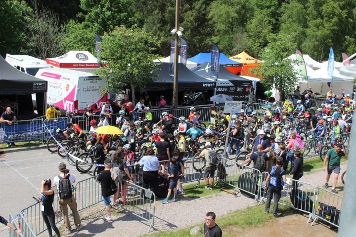 Rassemblement des cyclistes sur la ligne de départ, photo gratuite