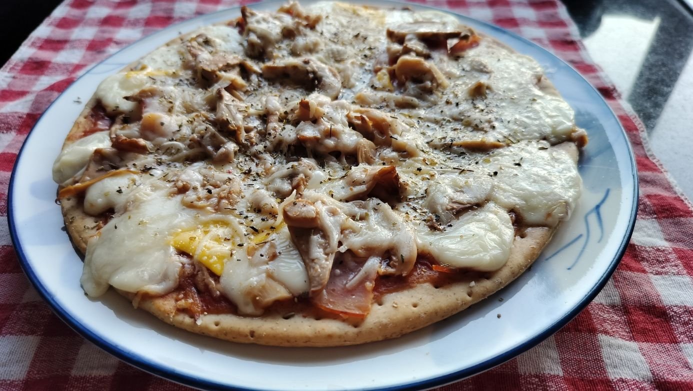 Pizza jambon champignons fromage