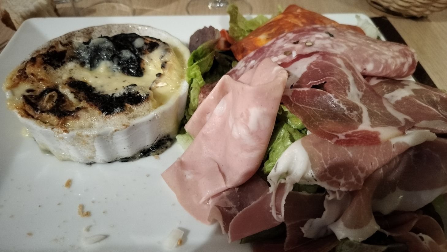 Camembert au four, salade charcuterie, photo gratuite
