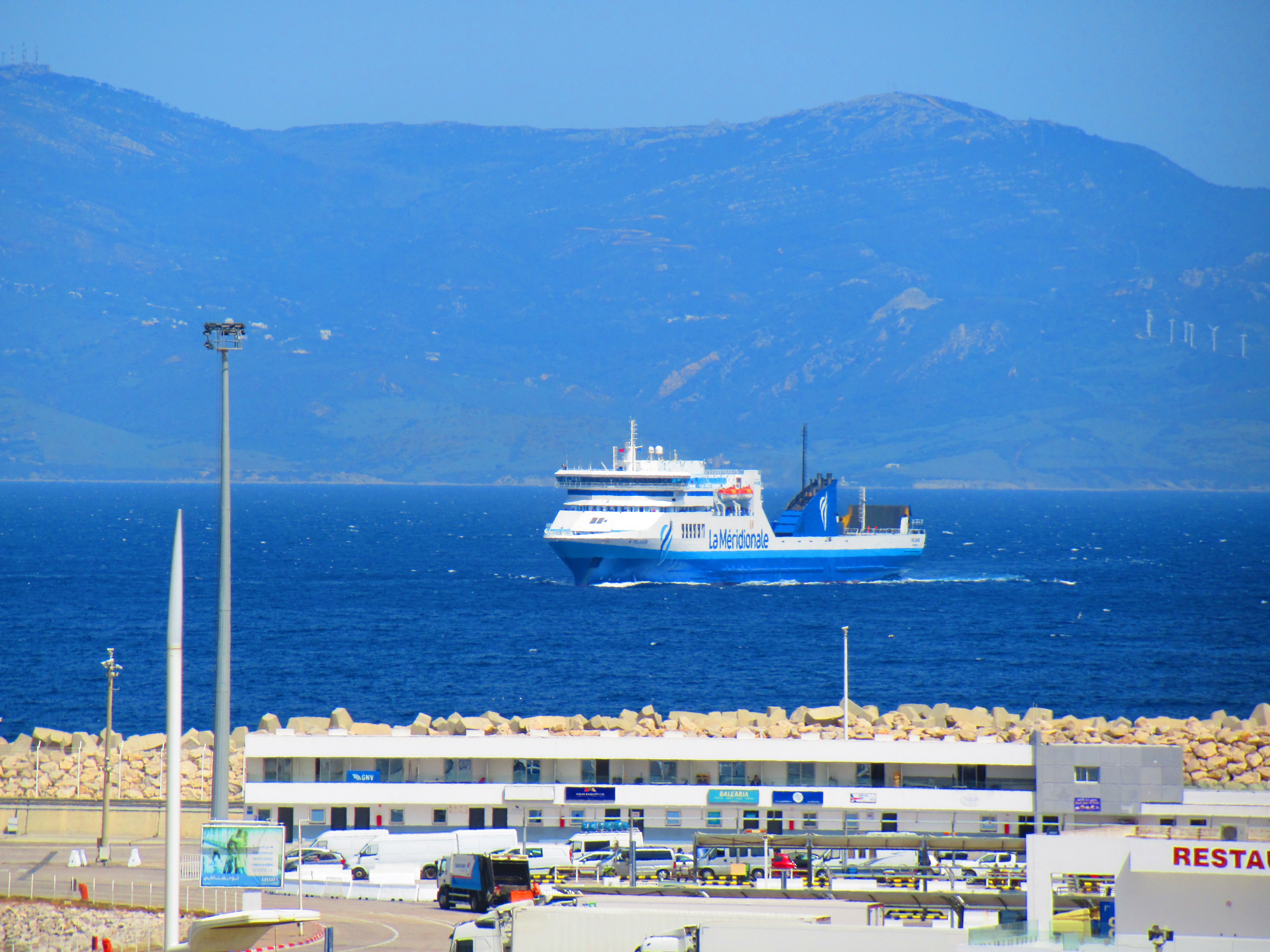 Le Pelagos entrant au port de Tanger