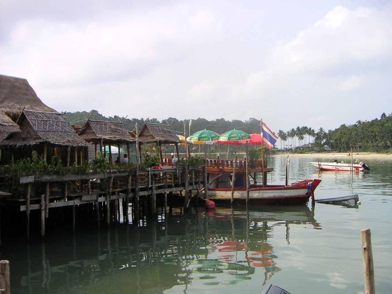 Le village de pêcheurs de Bang Bao, situé à Koh Chang, en Thaïlande. Il s'agit d'un village construit sur pilotis au-dessus de l'eau, avec des maisons et des structures en bois, ainsi que des bateaux amarrés à proximité, photo gratuite