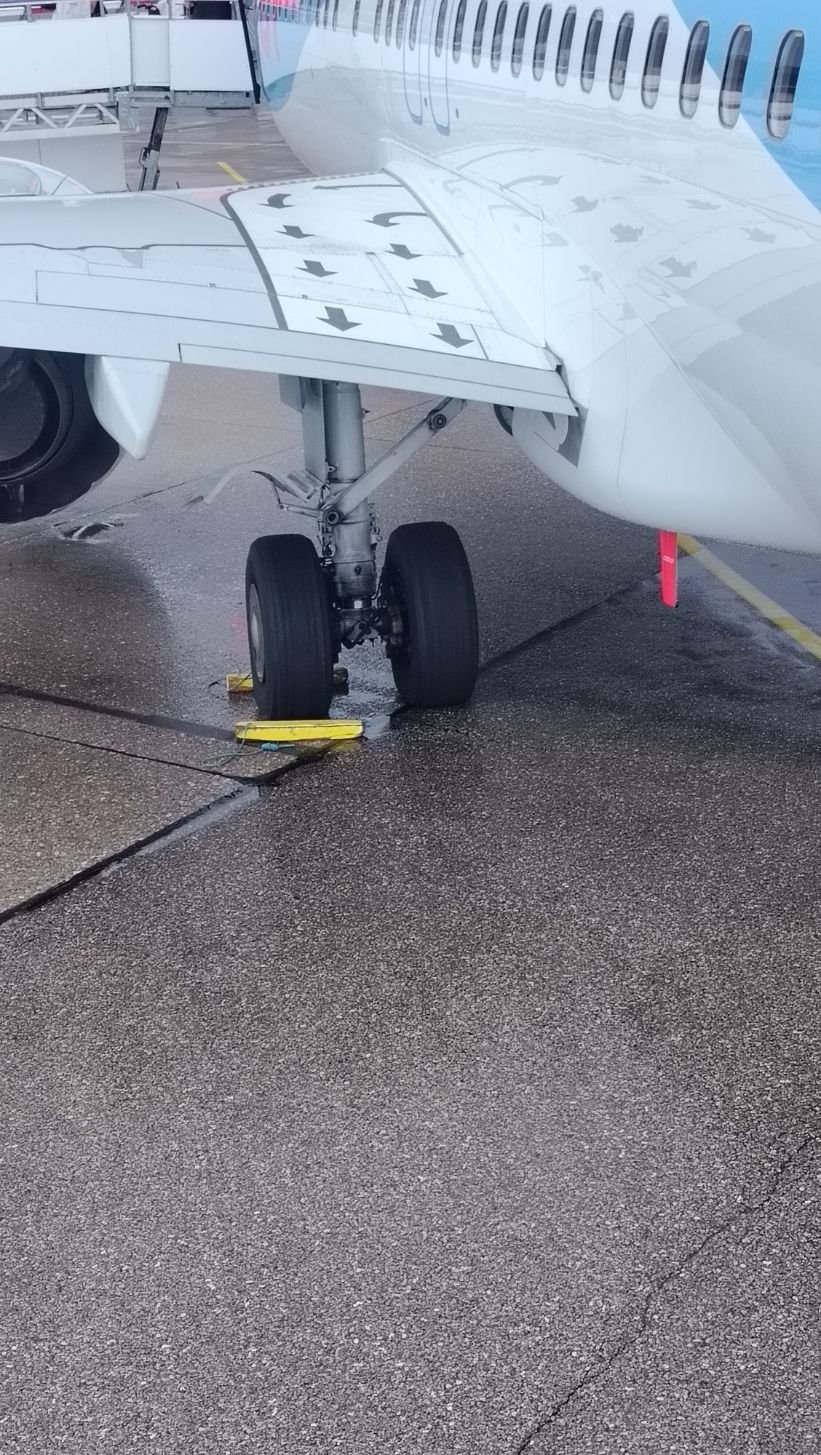 Train d'atterrissage d'un avion, photo gratuite