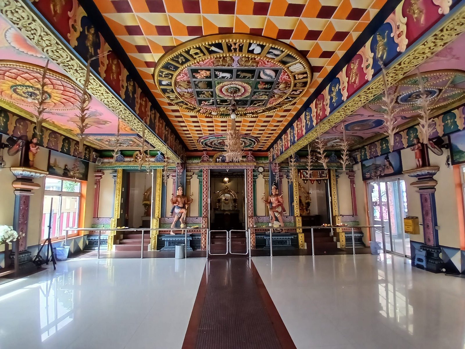L'intérieur du temple Sri Thendayuthapani à l'Île de la Réunion, photo gratuite