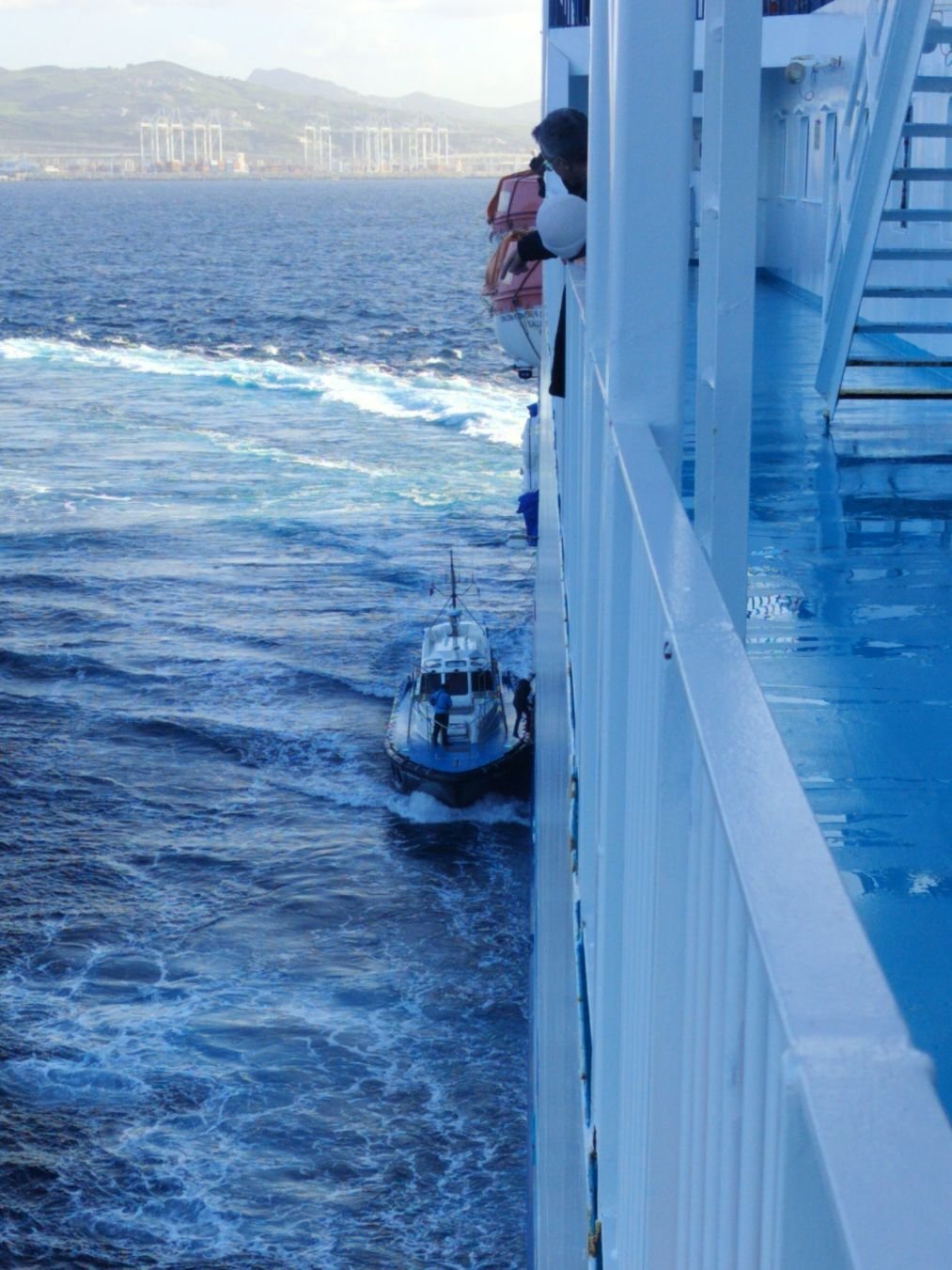 Bateau pilote se rapprochant du bateau de croisière en plein navigation photo gratuite