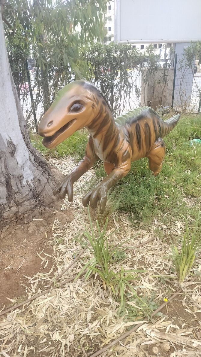 Statue décorative de vélociraptor, dinosaure, photo gratuite