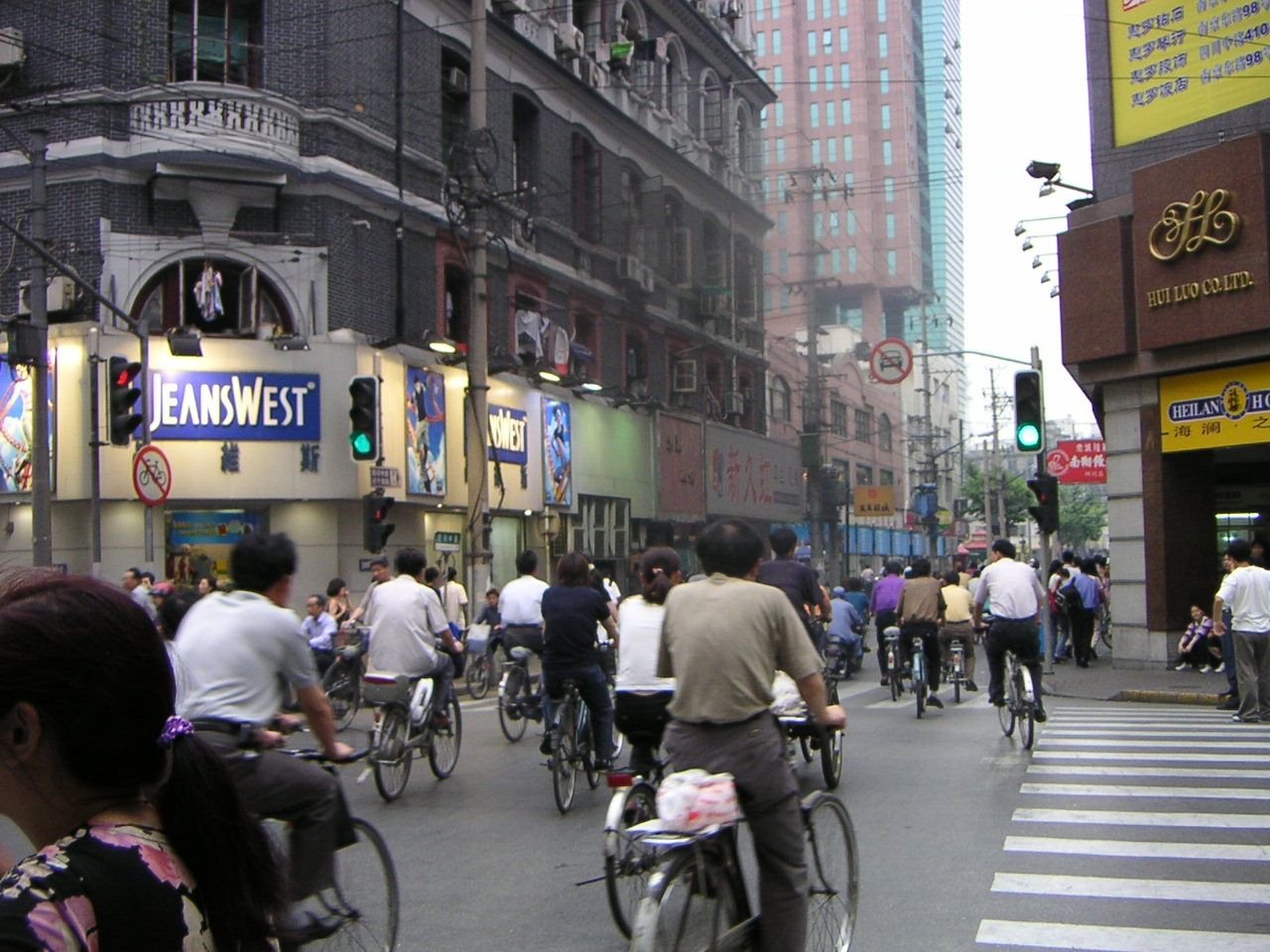 Des personnes en vélo dans une ville en Chine, Asie photo gratuite