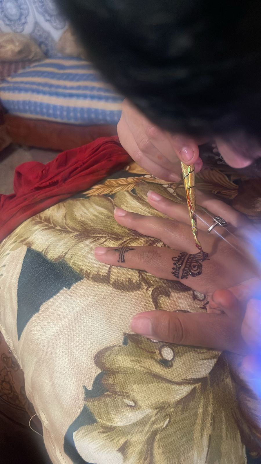 Application du Henné sur les mains d'une femme